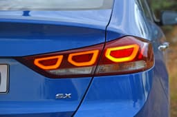 2016 Hyundai Elantra photo gallery